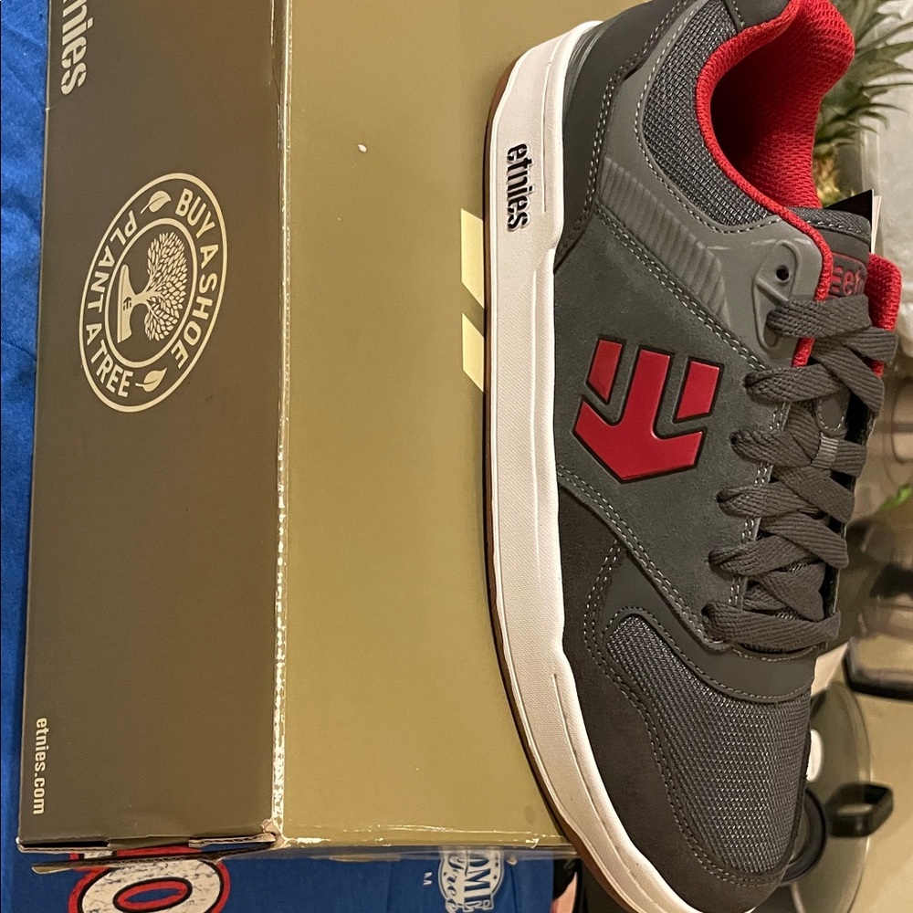 Etnies Men's Charcoal and Crimson Sneakers